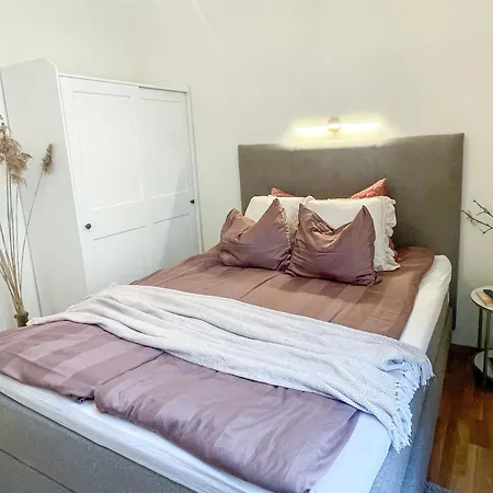 Cozy Little In The Heart Of Apartment *
